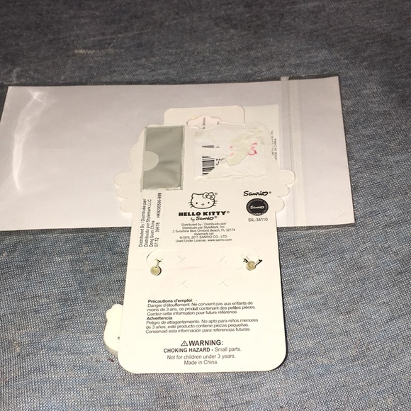 Hello Kitty earrings. FREE SHIPPING - Picture 2 of 2